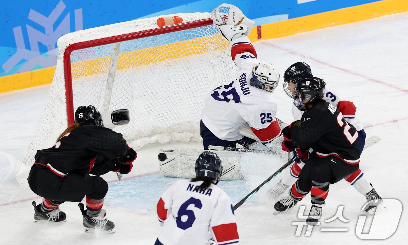 13일 중국 헤이룽장성 하얼빈 스포츠대학 학생 스케이트장에서 열린 하얼빈 동계아시안게임 여자 아이스하키 본선 한국과 일본의 경기에서 일본 우키타 루이에게 실점하고 있다. 2025.2.13/뉴스1 ⓒ News1 이승배 기자