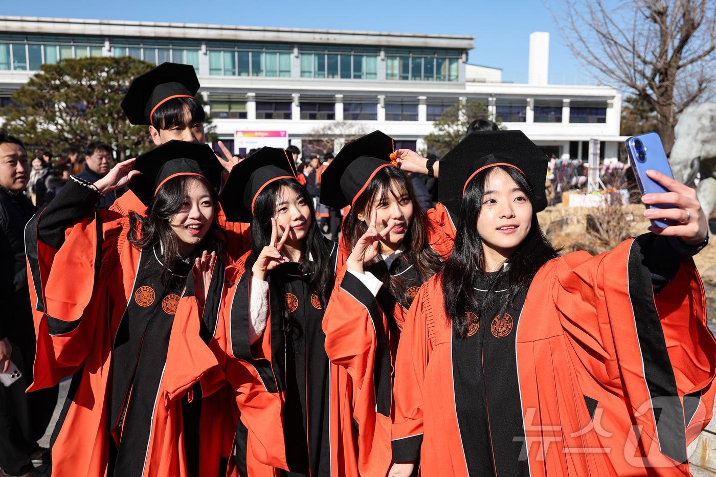 13일 서울 중구 장충동 동국대학교에서 열린 &#39;2025년 봄 학위수여식&#39;에서 졸업생들이 기념촬영을 하며 추억을 간직하고 있다. 2025.2.13/뉴스1 ⓒ News1 김도우 기자