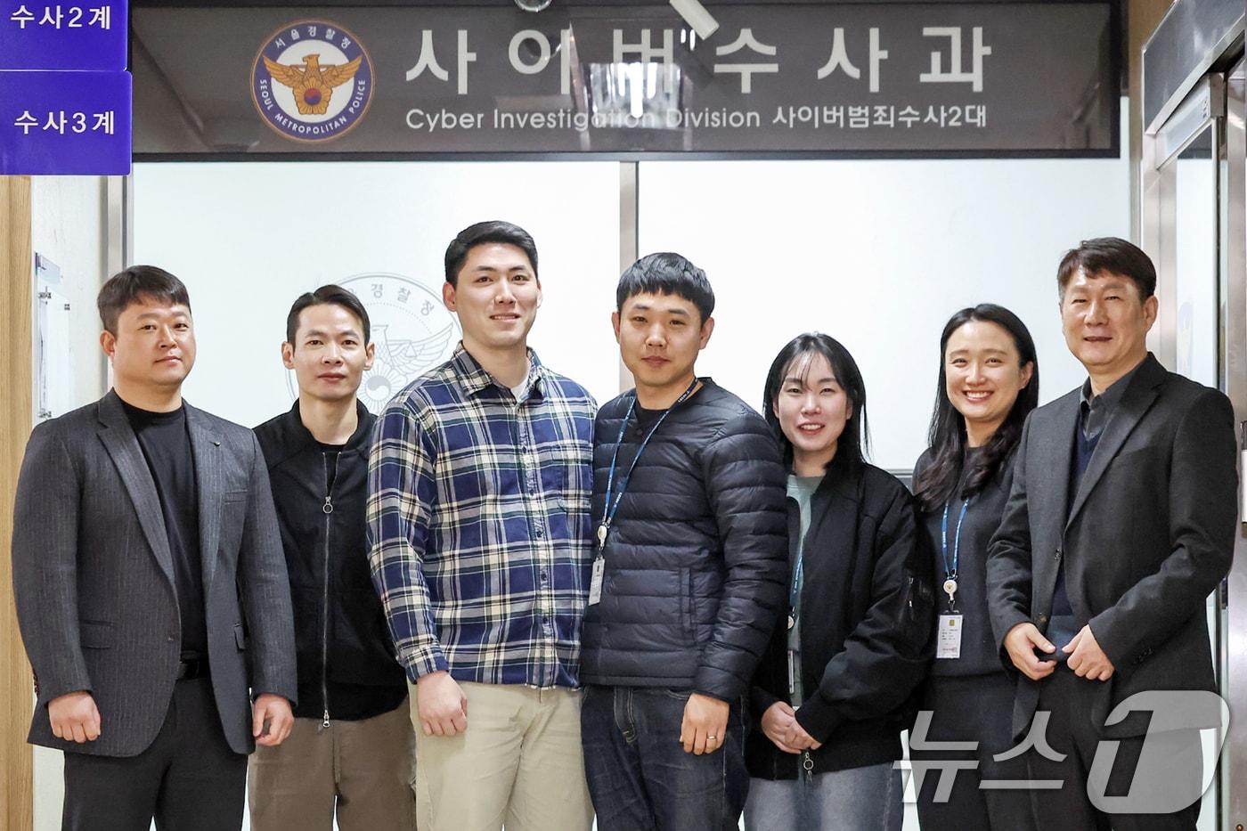 '목사방 수사'를 맡은 서울경찰청 사이버범죄수사2대 3팀이 지난 13일 서울 종로구 서울경찰청에서 뉴스1과의 인터뷰에 앞서 포즈를 취하고 있다. 최경복 경위(왼쪽부터), 강길병 경감, 손새결 경위, 정계민 경위, 방은진 경장, 김진영 경위, 조승노 경감. 2025.2.13/뉴스1 ⓒ News1 민경석 기자