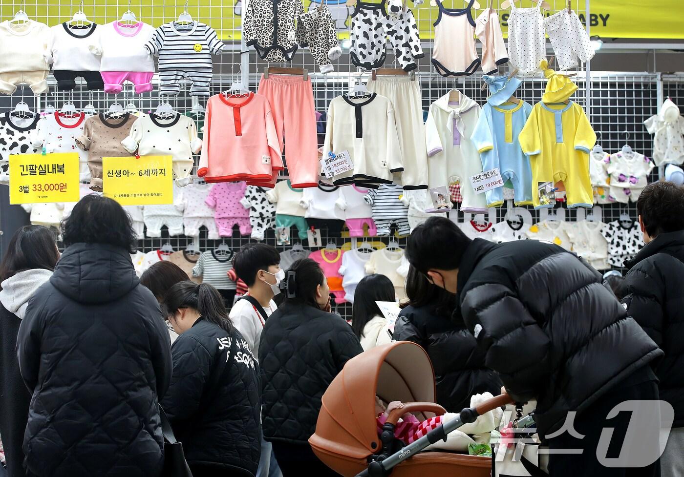 13일 대구 엑스코에서 열린 영남권 최대 육아박람회 '제43회 대구베이비&키즈페어'를 찾은 부모들이 다양한 아기 옷을 살펴보고 있다. 2025.2.13/뉴스1 ⓒ News1 공정식 기자