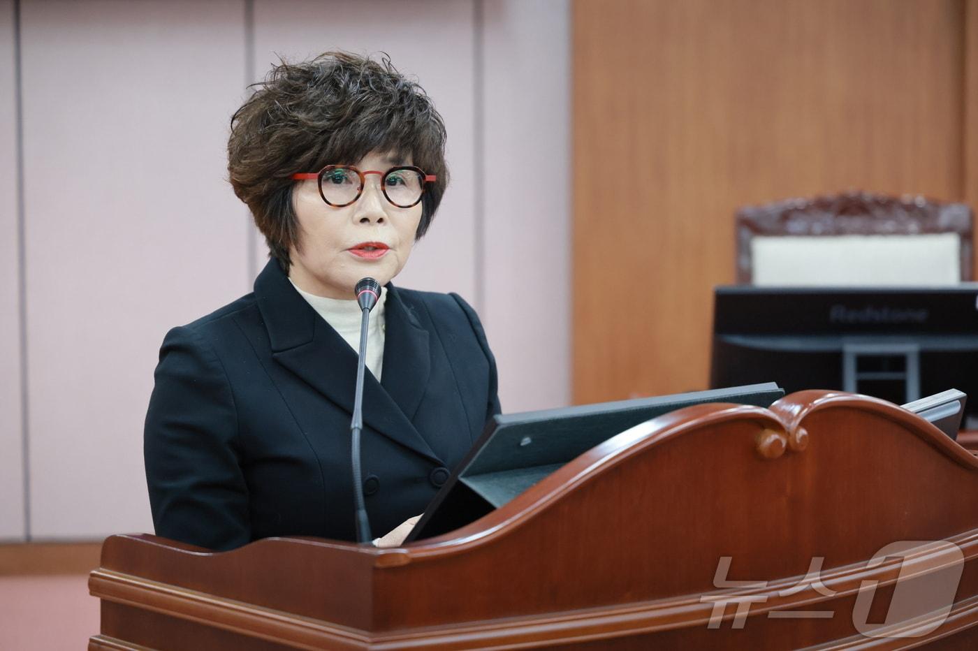 이동령 증평군의원이 13일 열린 임시회에서 지식산업센터 건립과 관련한 우려를 표명하고, 대안을 제시하고 있다.(증평군의회 제공, 재판매 및 DB금지)/뉴스1