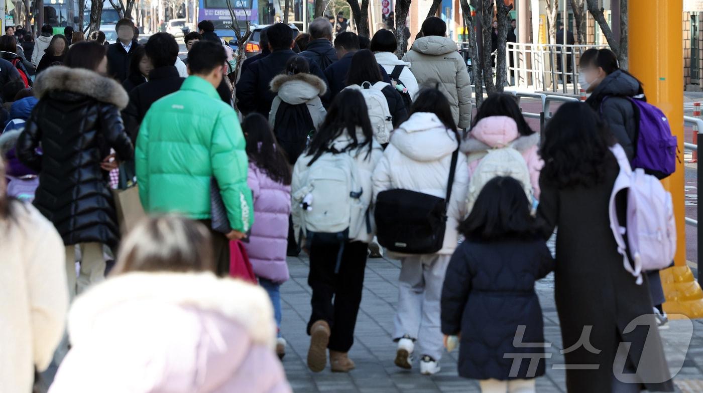13일 서울의 한 초등학교에서 아이들이 학부모와 함께 하교하고 있다. /뉴스1 ⓒ News1 이동해 기자