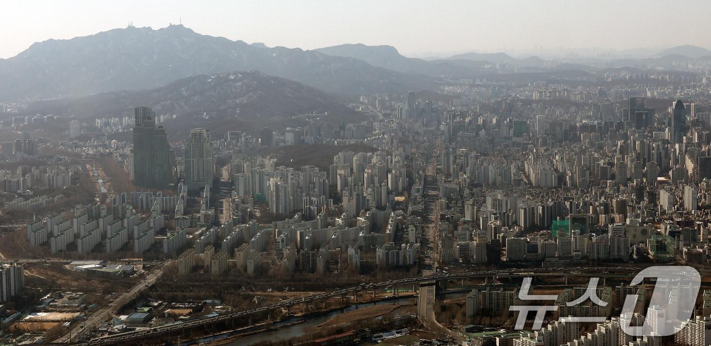 서울 송파구 롯데월드타워 서울스카이에서 바라본 서울 강남구 대치동 아파트단지 모습. 2025.2.13./뉴스1 ⓒ News1 박세연 기자