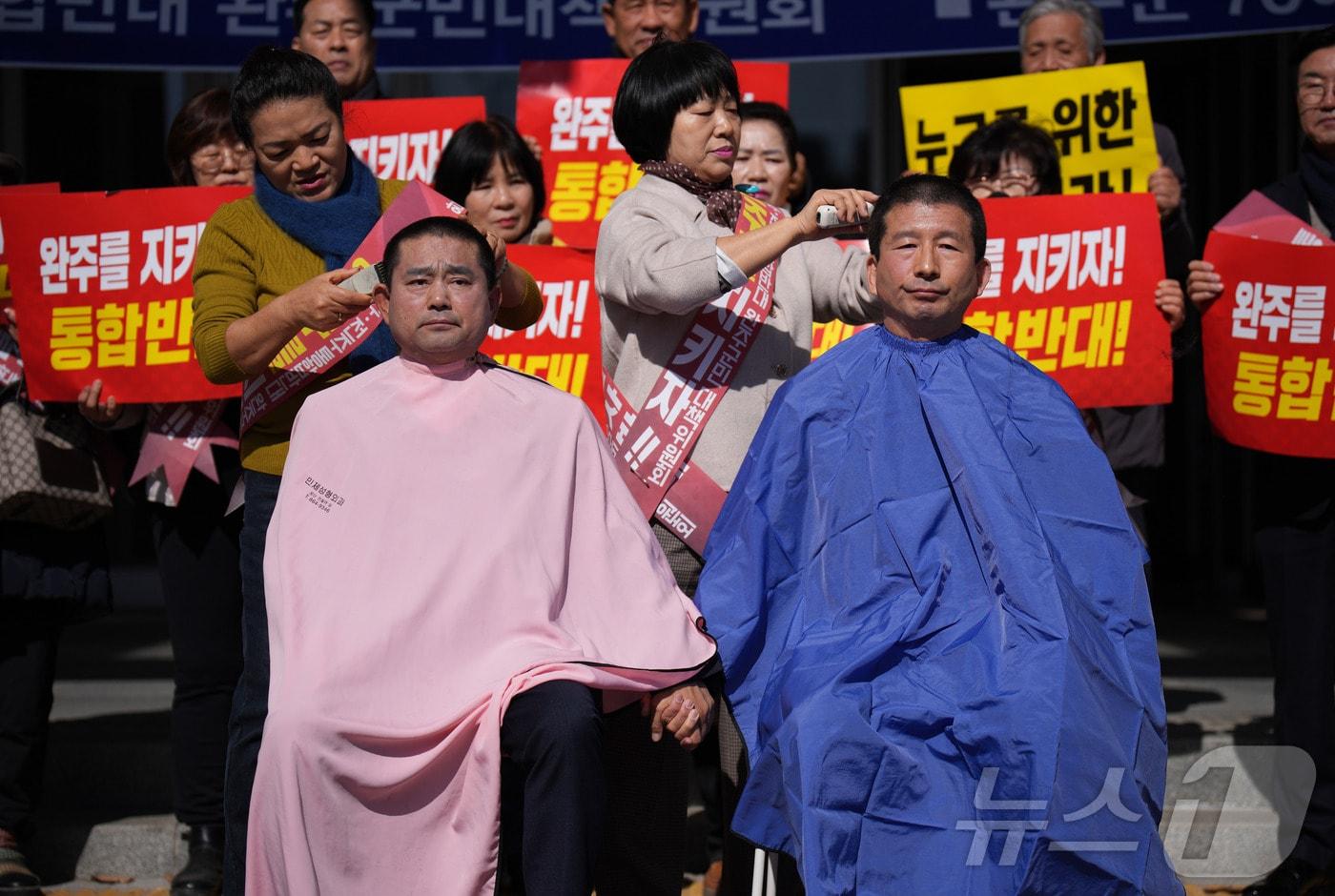 13일 완주·전주 통합과 관련된 ‘통합 시군 상생발전에 관한 조례안’이 전북자치도의회 기획행정위원회를 통과하자 완주출신인 윤수봉 도의원&#40;왼쪽&#41;과 권요안 도의원이 삭발을 하고 있다.&#40;의회제공&#41;2025.2.13/뉴스1