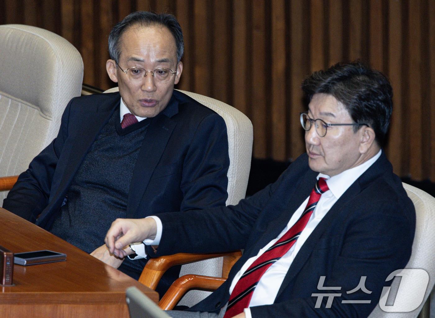 본문 이미지 - 권성동 국민의힘 원내대표와 추경호 의원이 13일 오후 서울 여의도 국회 본회의장에서 열린 제422회 국회&#40;임시회&#41; 제5차 본회의에서 대화를 하고 있다. 2025.2.13/뉴스1 ⓒ News1 이재명 기자