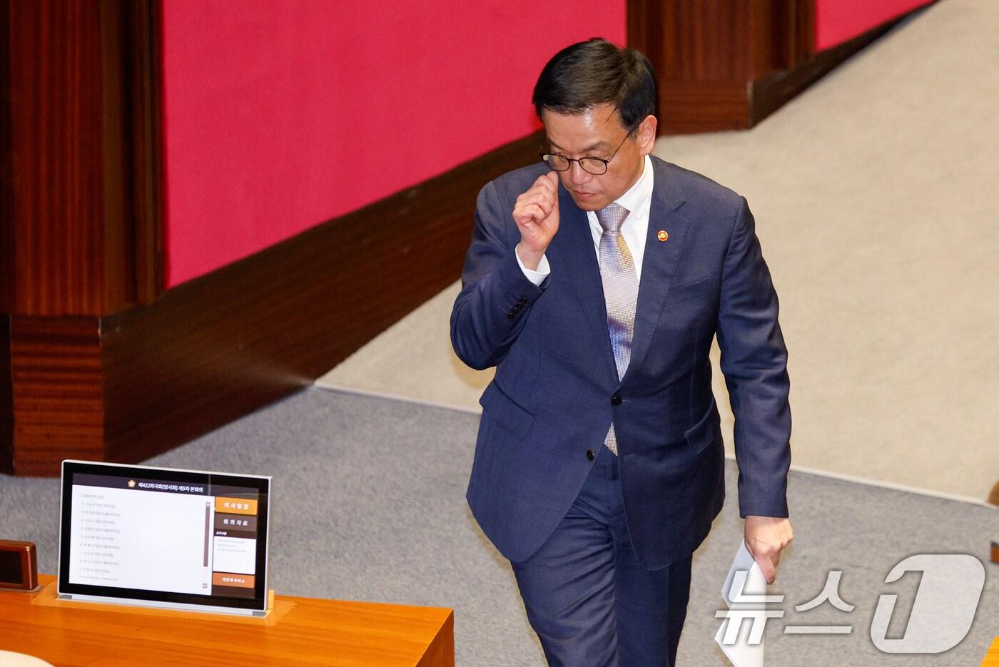 본문 이미지 - 최상목 대통령 권한대행 부총리 겸 기획재정부 장관이 13일 오후 서울 여의도 국회에서 열린 제422회국회(임시회) 제5차 본회의에서 고동진 국민의힘 의원 대정부 질문에 답한 뒤 자리로 향하고 있다. 2025.2.13/뉴스1 ⓒ News1 안은나 기자