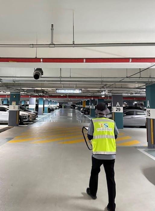 본문 이미지 - 교통안전공단 관계자가 대학교 내 안전점검을 하고 있다.(한국교통안전공단 제공)