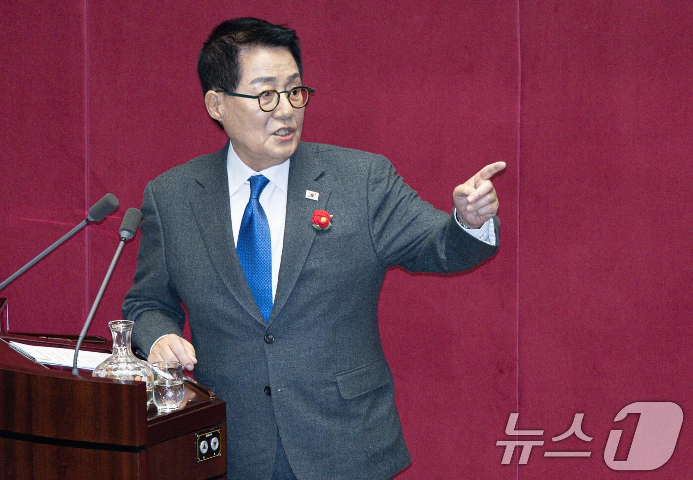 박지원 더불어민주당 의원이 13일 오후 서울 여의도 국회 본회의장에서 열린 제422회 국회(임시회) 제5차 본회의에서최상목 대통령 권한대행 부총리 겸 기획재정부 장관에게 경제 분야 대정부질문을 하던 중 국민의힘 의원들과 설전을 벌이고 있다. 2025.2.13/뉴스1 ⓒ News1 이재명 기자