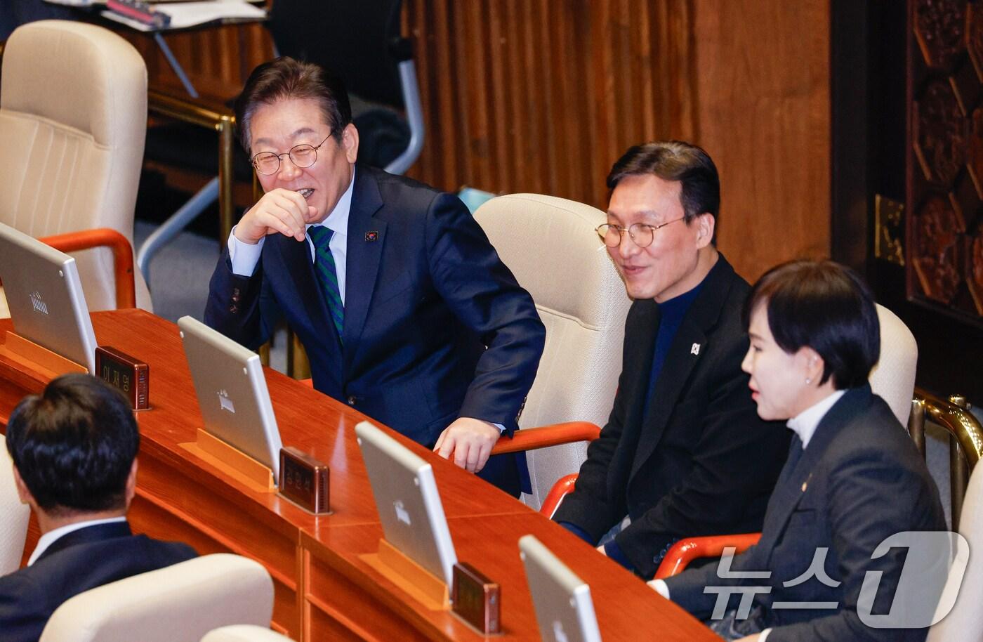이재명 더불어민주당 대표가 13일 오후 서울 여의도 국회에서 열린 제422회국회(임시회) 제5차 본회의에서 김민석, 전현희 최고위원, 조승래 의원과 대화하고 있다. 2025.2.13/뉴스1 ⓒ News1 안은나 기자