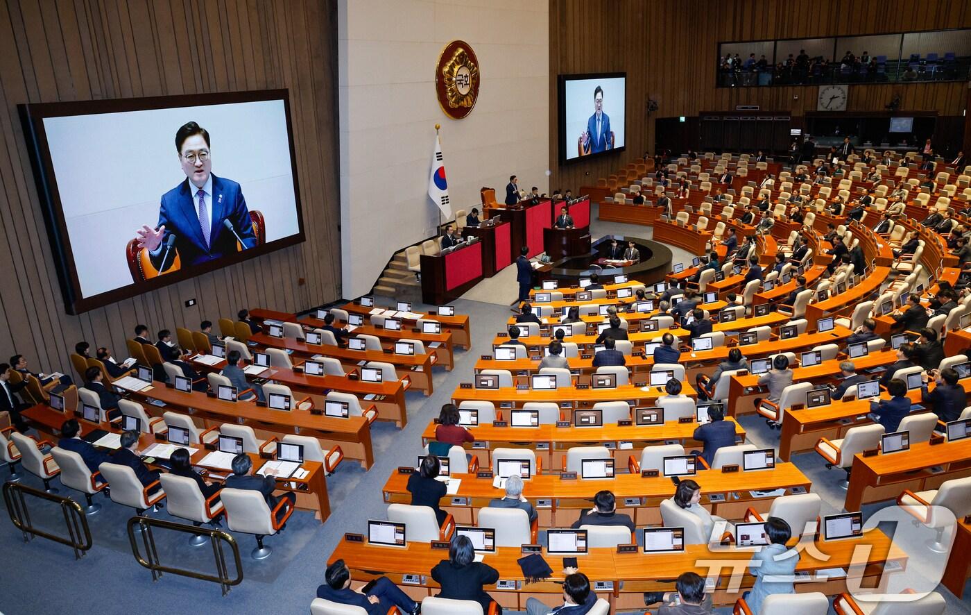우원식 국회의장이 13일 오후 서울 여의도 국회에서 열린 제422회국회(임시회) 제5차 본회의에서 박지원 더불어민주당 의원의 경제 분야 대정부 질문 중 여야 의원들을 향해 조용히 경청할 것을 권하고 있다. 2025.2.13/뉴스1 ⓒ News1 안은나 기자