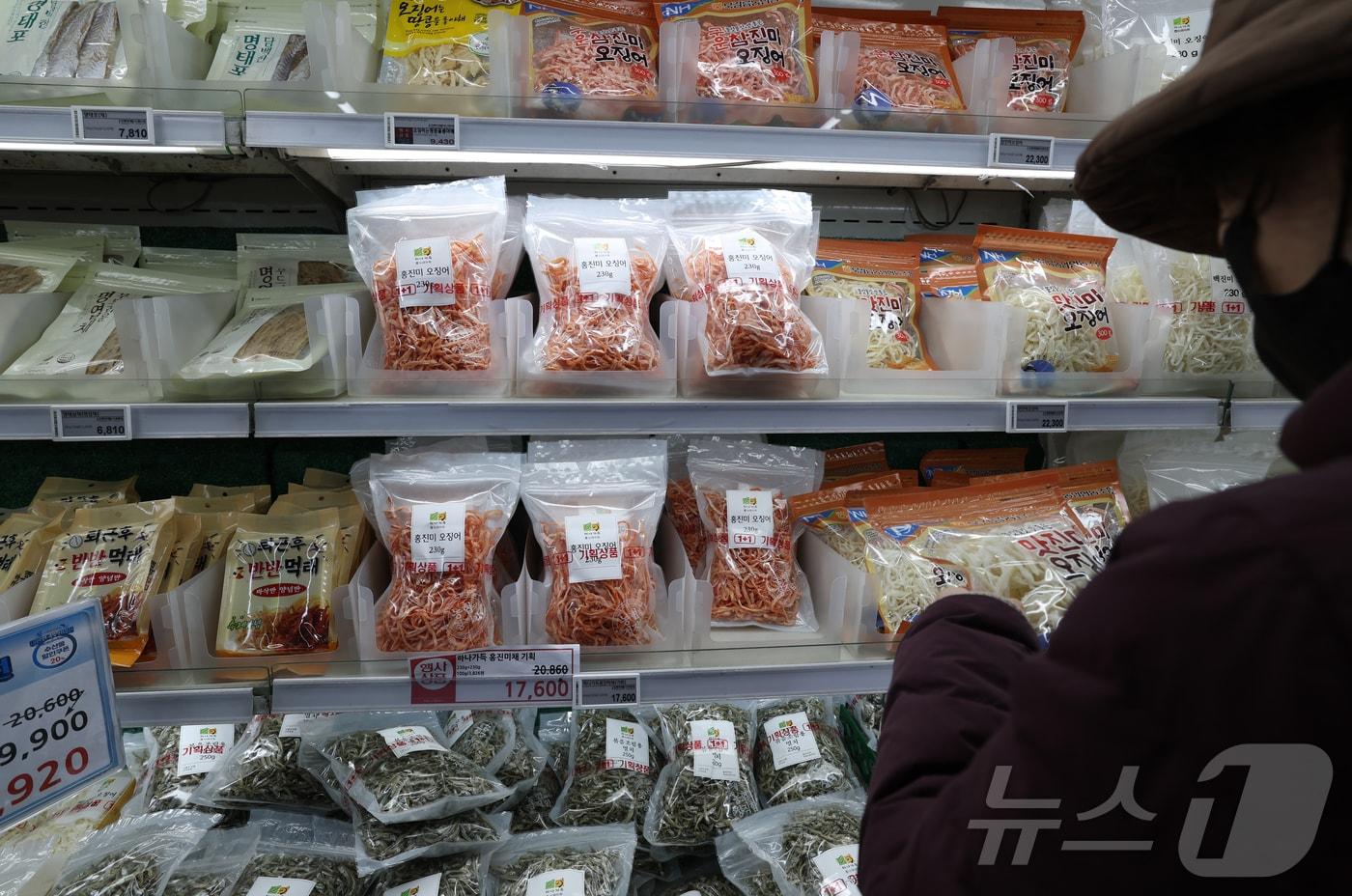 서울 도심의 한 대형 마트에 오징어채가 진열돼 있다. 2025.2.13/뉴스1 ⓒ News1 권현진 기자