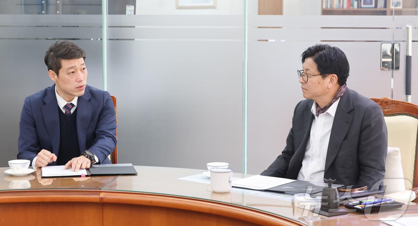 이용창 인천시의회 교육위원장이(왼쪽) 도성훈 인천교육감과 대화를 나누고 있다. (인천시의회 제공) / 뉴스1