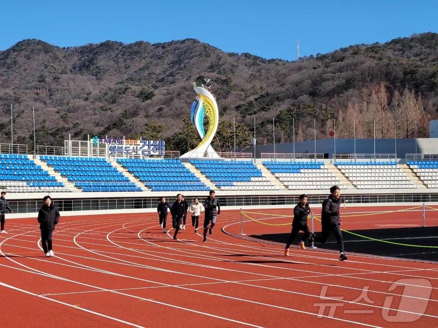 본문 이미지 - 김해종합운동장 육상트랙 모습.&#40;김해시 제공. 재판매 및 DB금지&#41;