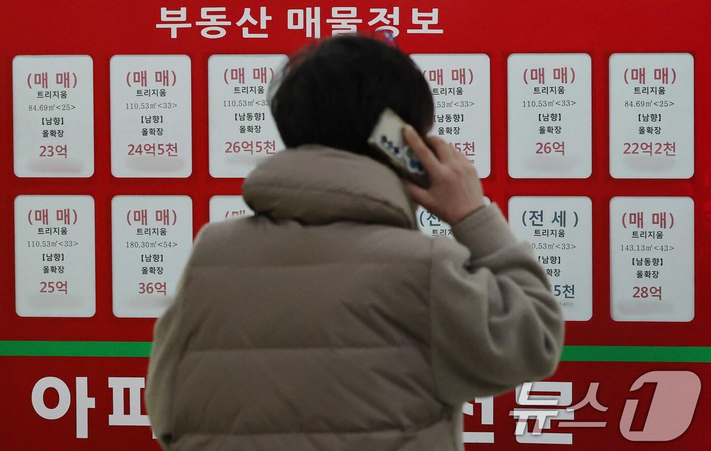 본문 이미지 - 13일 서울 송파구의 한 부동산중개업소에 잠실 아파트단지 매물정보가 붙어있다.  2025.2.13/뉴스1 ⓒ News1 박세연 기자