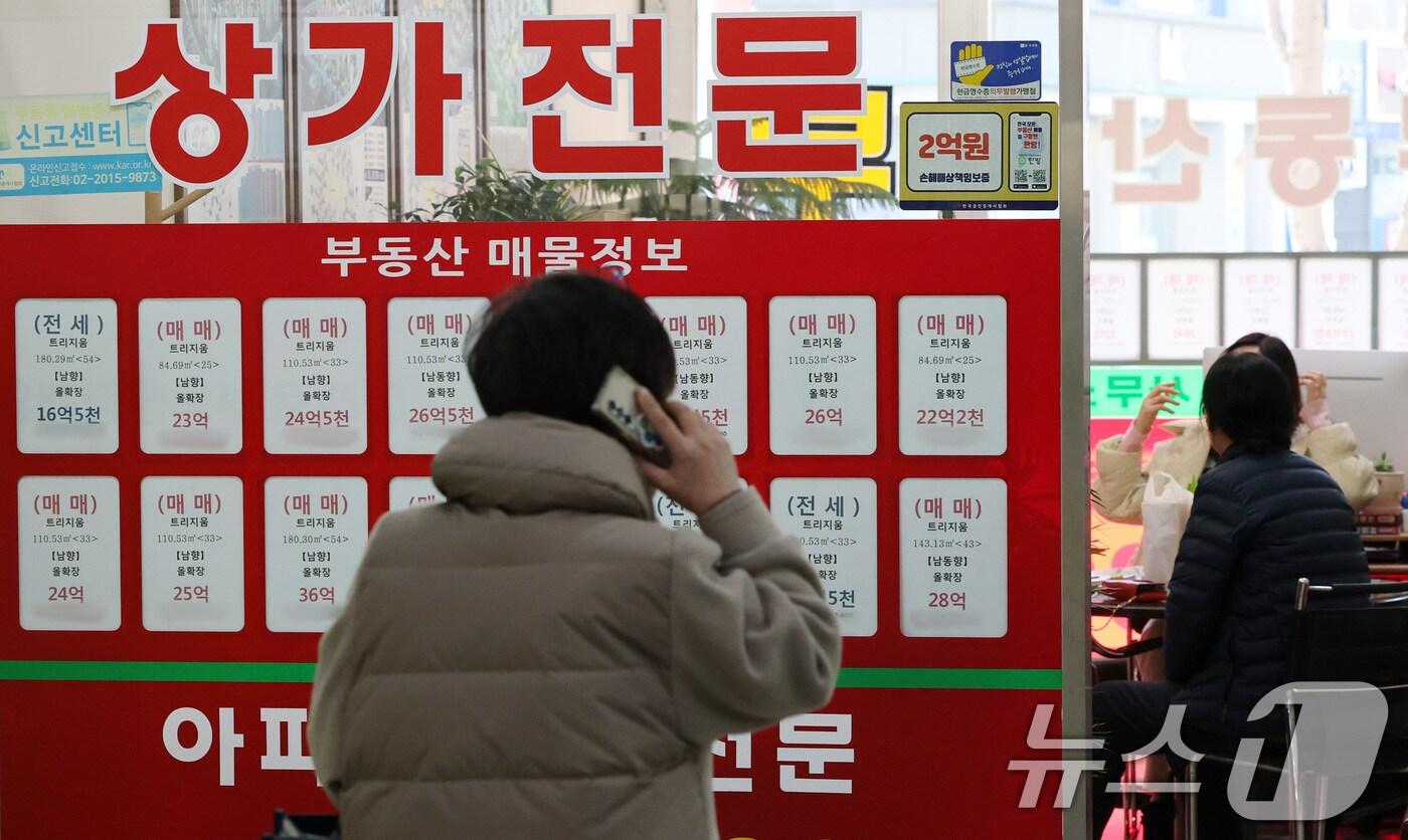 13일 서울 송파구의 한 부동산중개업소에 잠실 아파트단지 매물정보가 붙어있다. 2025.2.13/뉴스1 ⓒ News1 박세연 기자