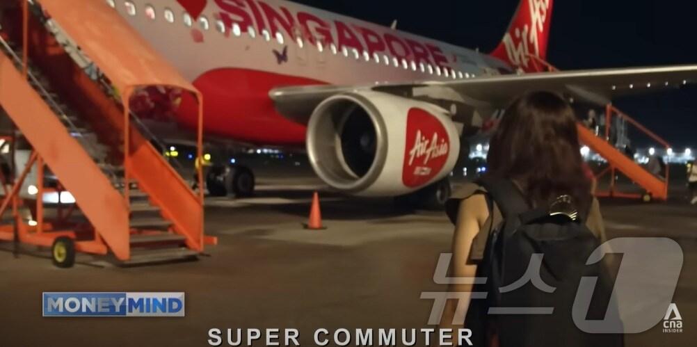 본문 이미지 - CNA인사이더에 소개된 매일 비행기만 40분, 왕복 5시간30분이 걸리는 엄청난 통근길을 감내하는 말레이시아 여성 레이첼 카푸르.(CNA인사이더 유튜브 갈무리).