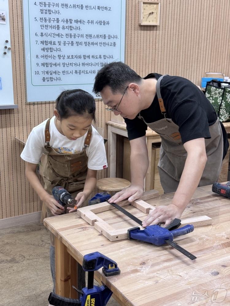 본문 이미지 - 경기 고양시 일산동구 중산동 안곡습지공원에 있는 목공체험장에서 진행중인 목공체험 모습. (고양시 제공, 재판매 및 DB금지)