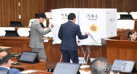 본문 이미지 - 작년 6월 25일 울산시의회 본회의장에서 후반기 울산시의장 선거 투표가 진행되고 있다. (울산시의회 제공. 재판매 및 DB 금지)