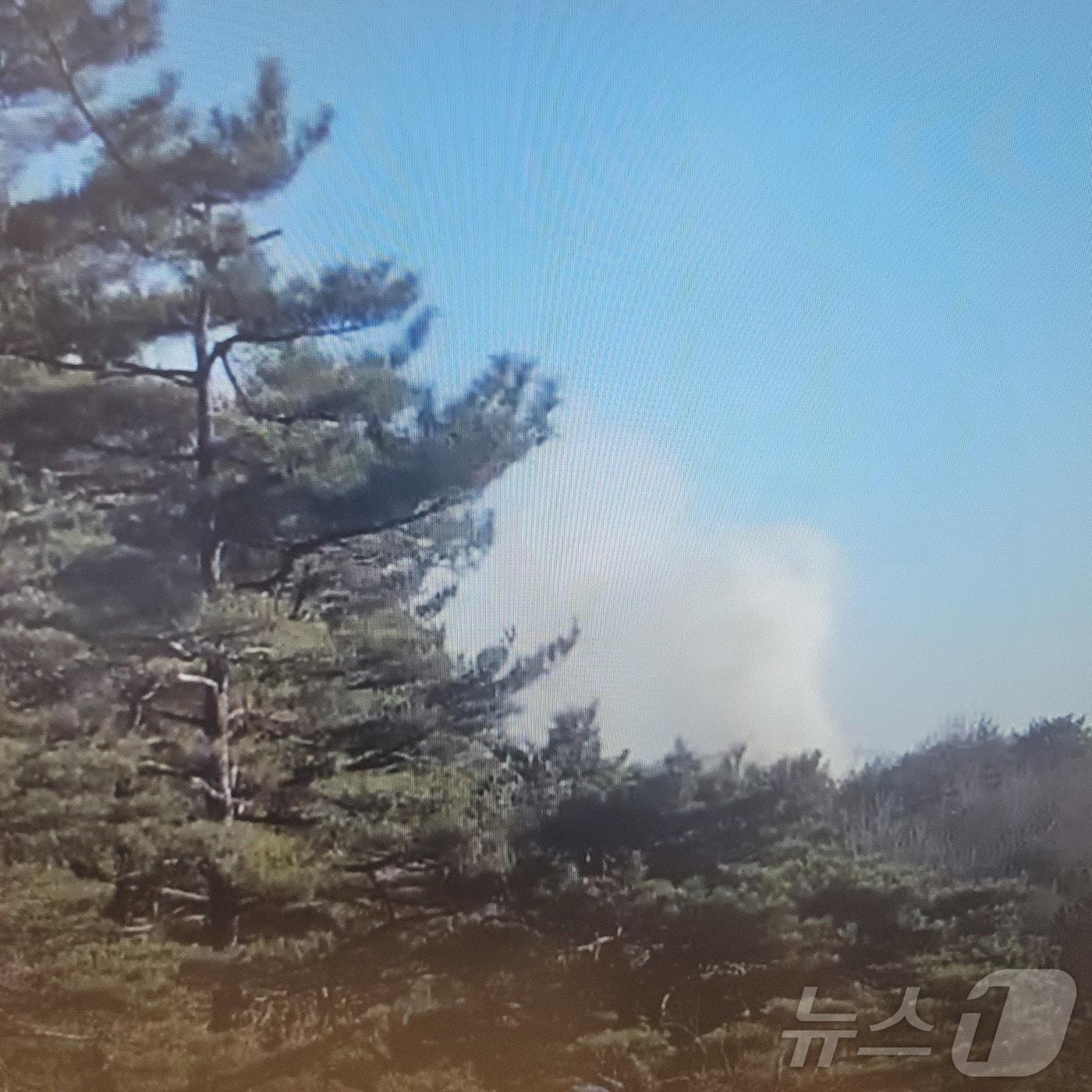 본문 이미지 - 13일 강릉 주문진읍 향호리 산불 현장.(동부지방산림청 제공, 재판매 및 DB 금지) 2025.2.13/뉴스1