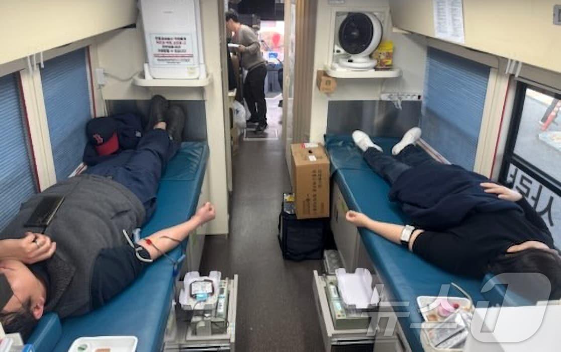 본문 이미지 - 12일 경북 울진군 공무원들이 올해 첫 '생명나눔 사랑의 헌혈'에 참여해 따뜻한 사랑을 나누고 있다. (울진군 제공. 재판매 및 DB금지) 2025.2.13/뉴스1