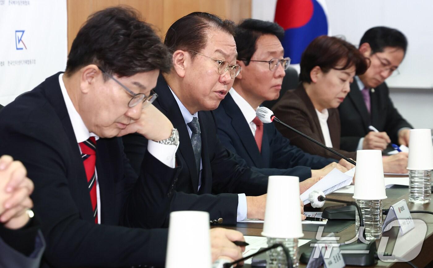 본문 이미지 - 권영세 국민의힘 비상대책위원장이 지난 1월 13일 오후 서울 여의도 소상공인연합회 대회의실에서 열린 경제활력민생특별위원회·소상공인연합회 간담회에서 인사말을 하고 있다. 왼쪽부터 권성동 원내대표, 권 비대위원장, 김상훈 정책위의장, 윤희숙 특위 위원장, 박수영 의원. 2025.2.13/뉴스1 ⓒ News1 김민지 기자