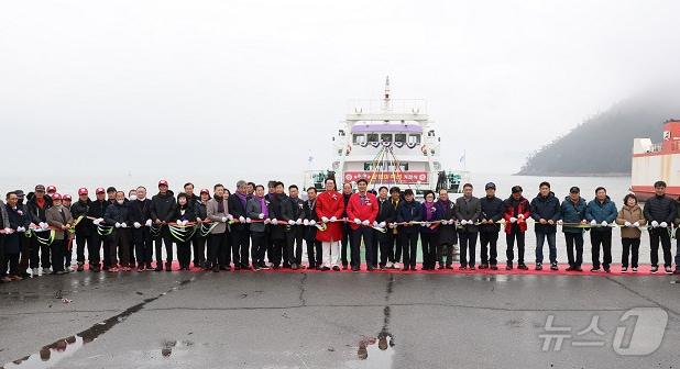 본문 이미지 - 지난 12일 신안군 압해 송공항에서 주민과 함께 공영여객선 취항식 테이프커팅을 하고 있다. &#40;신안군 제공. 재판매 및 DB금지&#41; /뉴스1 