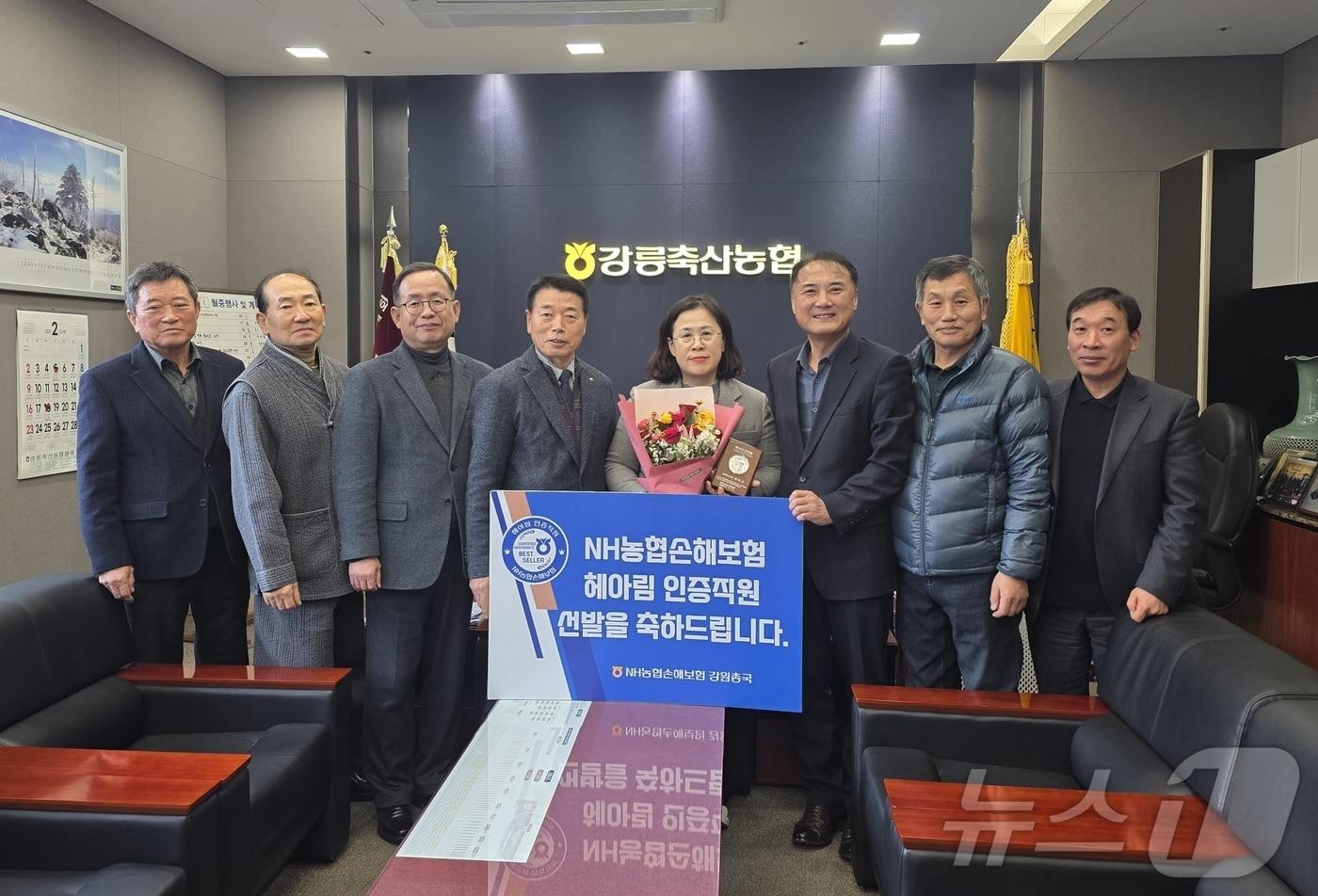 헤아림 인증직원 인증패 전달식.(농협 강원본부 제공. 재판매 및 DB금지)/뉴스1