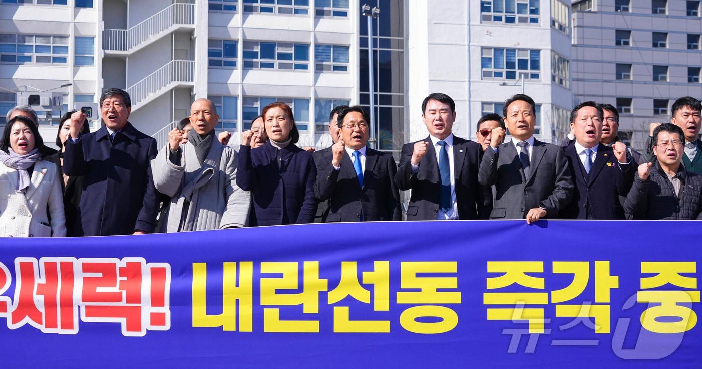 강기정 광주시장과 광주시의회, 시민사회단체와 종교계, 오월단체 등은 13일 광주 동구 5·18민주광장에서 기자회견을 열고 주말 예정된 보수단체의 집회를 두고 비판의 목소리를 내고 있다. (광주시 제공. 재판매 및 DB 금지) 2025.2.13/뉴스1 