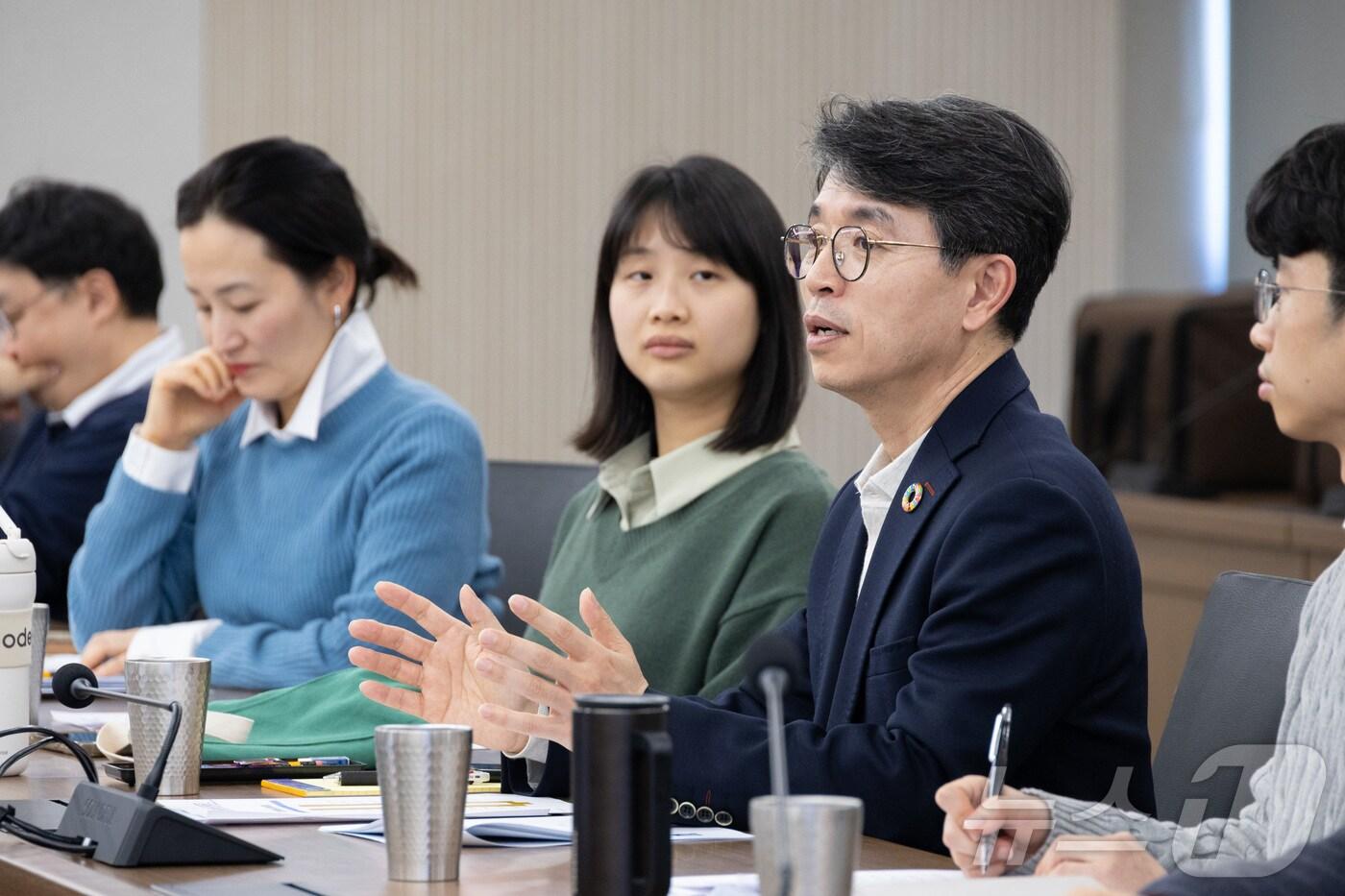 본문 이미지 - 김완섭 환경부장관이 정부세종청사에서 청년세대 및 노동조합 직원들과 소통 간담회를 하고 있다. (환경부 제공, 재판매 및 DB 금지) 2025.2.13/뉴스1