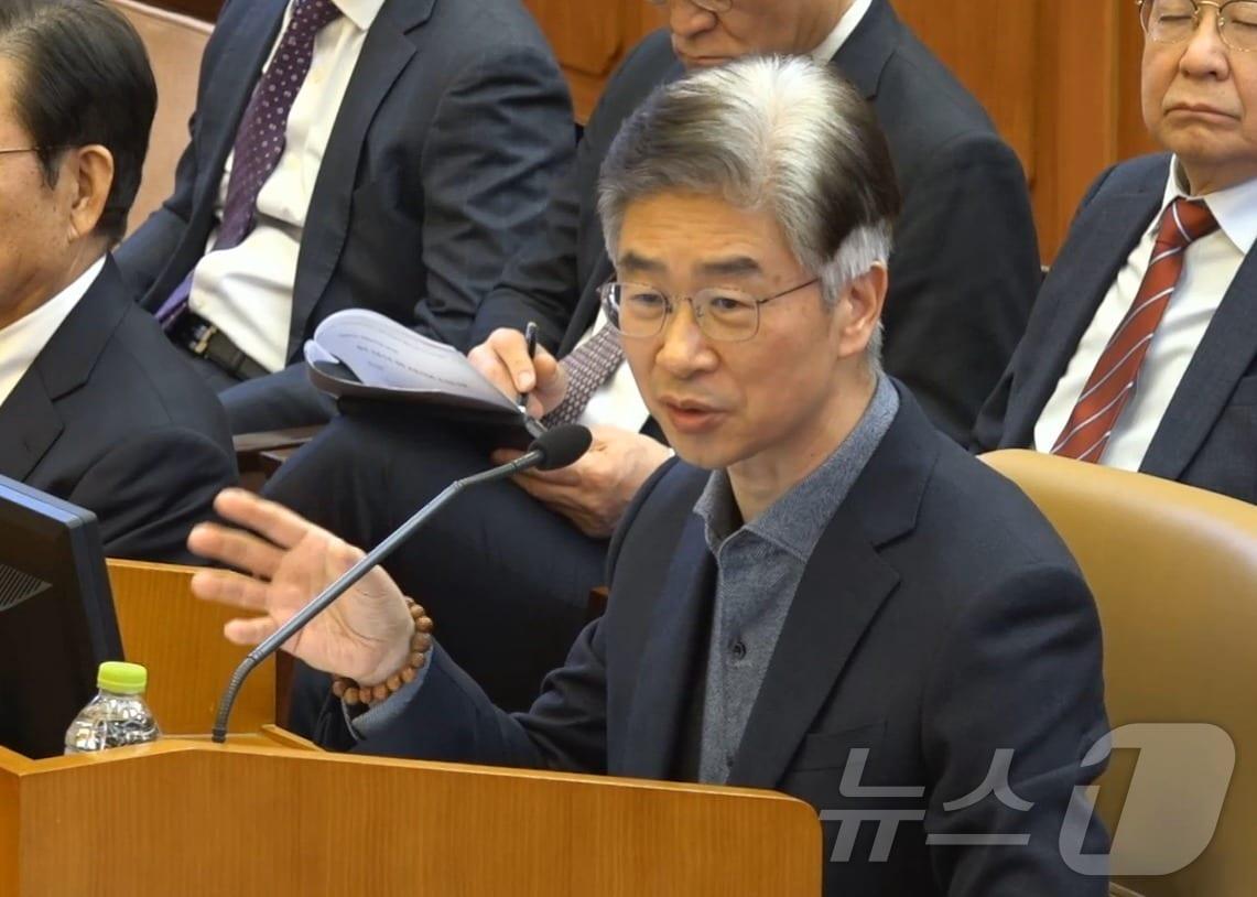 본문 이미지 - 김봉식 전 서울경찰청장이 13일 서울 종로구 헌법재판소에서 열린 윤석열 대통령 탄핵심판 8차 변론에서 발언을 하고 있다. (헌법재판소 제공. 재판매 및 DB 금지) 2025.2.13 ⓒ 뉴스1