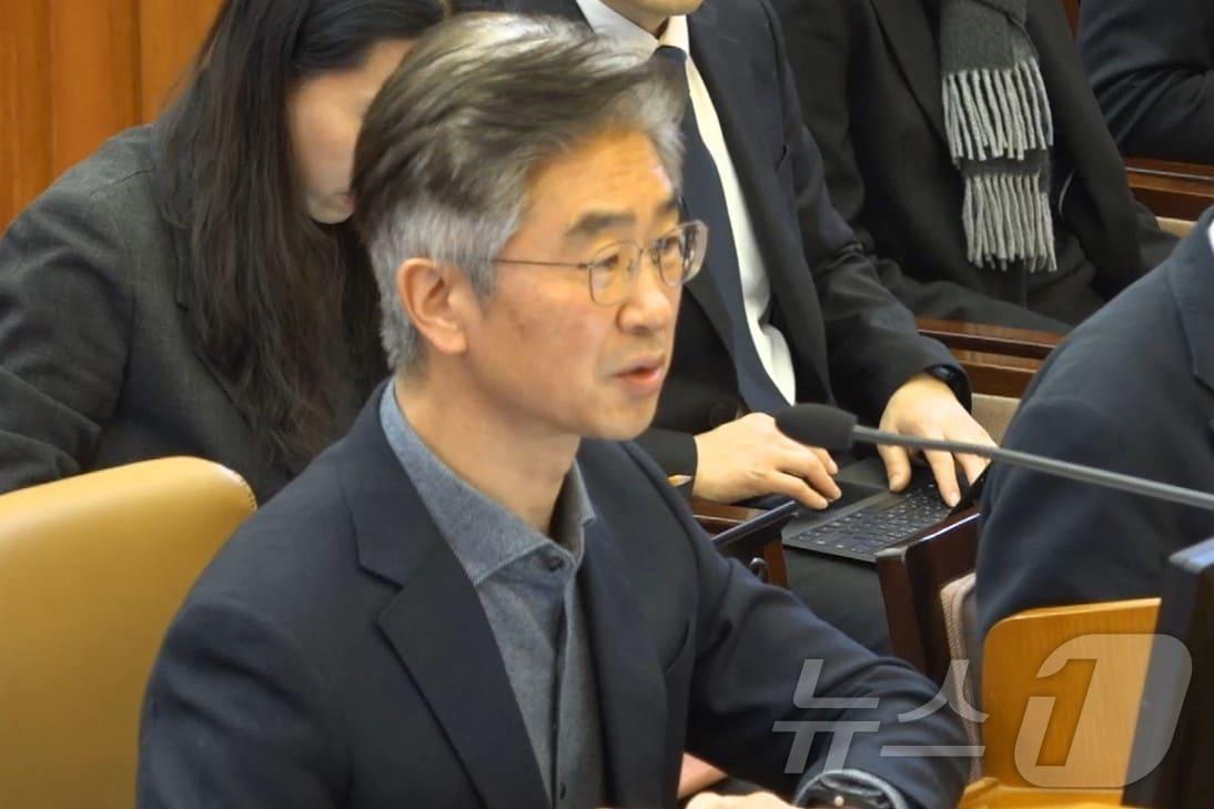 본문 이미지 - 김봉식 전 서울경찰청장이 13일 서울 종로구 헌법재판소에서 열린 윤석열 대통령 탄핵심판 8차 변론에서 발언을 하고 있다. &#40;헌법재판소 제공. 재판매 및 DB 금지&#41; 2025.2.13/뉴스1