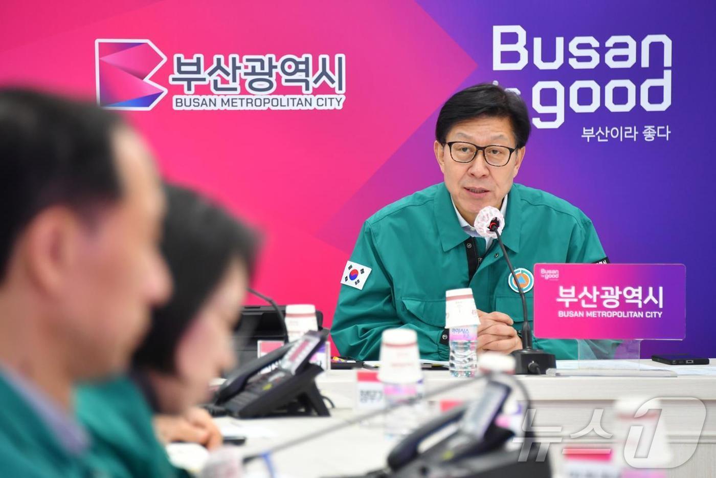 본문 이미지 - 박형준 부산시장이 13일 오후 3시 30분 부산시청 재난안전대책본부에서 전북 부안 해상 어선 사고 관련 대책 회의를 하고 있다.(부산시청 제공. 재판매 및 DB 금지)