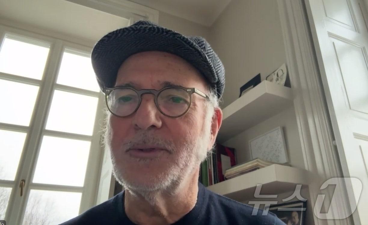 본문 이미지 - 한국 취재진과 온라인 기자회견 중인 이탈리아 작곡가 겸 피아니스트 루도비코 에이나우디.(온라인 영상 화면 캡처)