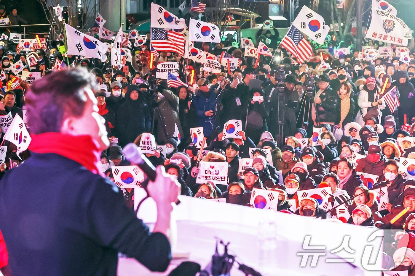 13일 오후 서울 중구 청계광장에서 열린 '윤석열 대통령 국민변호인단 출범식'에서 한국사 강사 전한길 씨의 연설에 참가자들이 환호하고 있다. 2025.2.13/뉴스1 ⓒ News1 민경석 기자