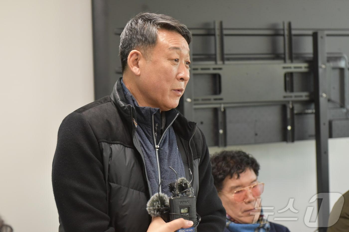 본문 이미지 - 서경호 침몰 사고 최초 신고자인 황규윤 씨가 13일 전남 여수시 국동항에 마련된 실종자 대기실을 찾아 당시 상황을 전하고 있다.2025.2.13/뉴스1 ⓒ News1 김동수 기자