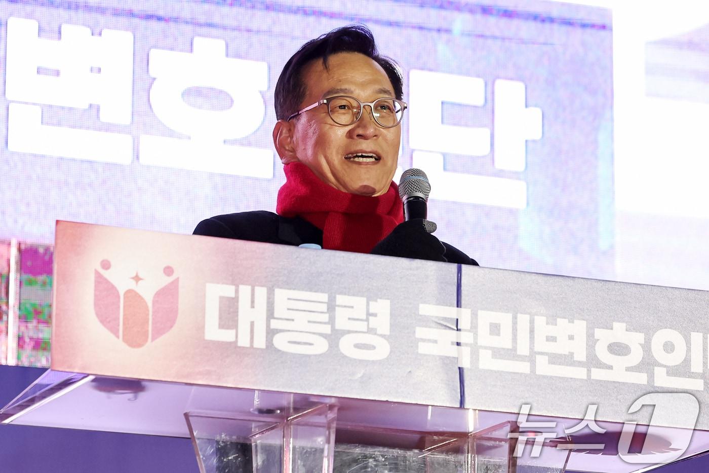 &#39;윤석열 대통령 국민변호인단&#39; 단장을 맡은 석동현 변호사가 13일 오후 서울 청계광장에서 열린 &#39;윤석열 대통령 국민변호인단 출범식&#39;에서 발언을 하고 있다. 2025.2.13/뉴스1 ⓒ News1 민경석 기자