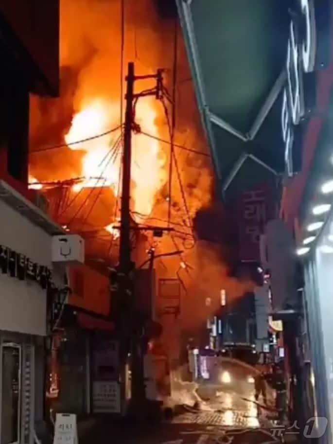 본문 이미지 - 13일 오후 8시3분쯤 대구 중구 삼덕동 상가 건물에 불이 나 소방 당국이 진화 중이다. (대구소방본부 제공. 재판매 및 DB 금지)