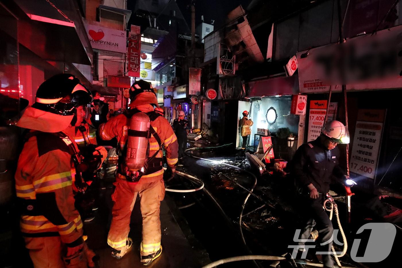 13일 오후 8시3분쯤 대구 중구 삼덕동 상가 건물에서 불이 나 소방 당국이 건물 주변을 수색하고 있다. 2025.2.13/뉴스1 ⓒ News1 공정식 기자