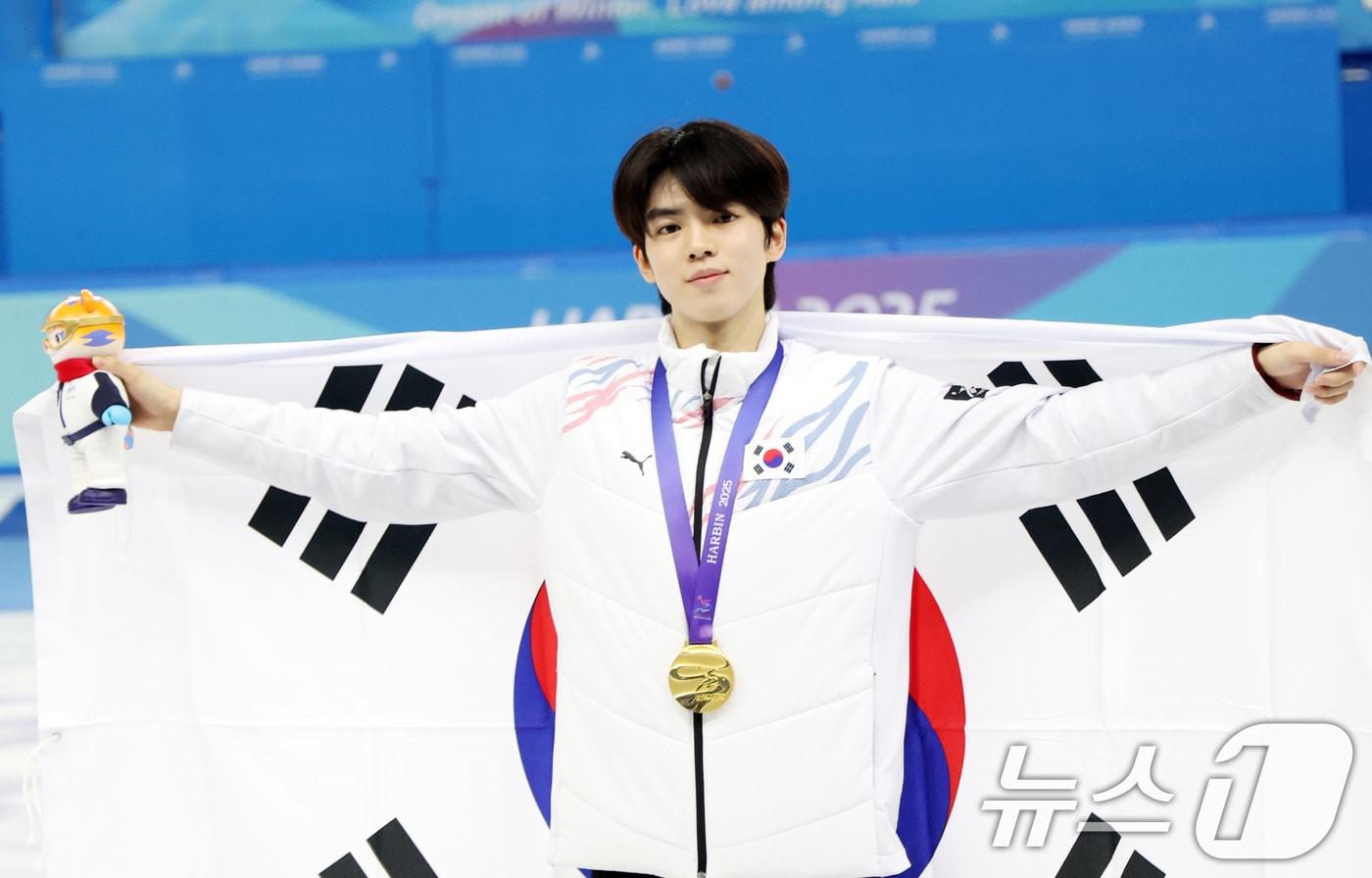 하얼빈 동계아시안게임 피겨 남자 싱글 프리스케이팅에서 금메달을 차지한 차준환이 13일 중국 헤이룽장성 하얼빈 빙상훈련센터 다목적홀에서 열린 시상식에서 태극기를 두르고 있다. 차준환은 이날 동계아시안게임에서 한국 남자 피겨 선수로는 최초로 금메달을 획득했다. 2025.2.13/뉴스1 ⓒ News1 이승배 기자