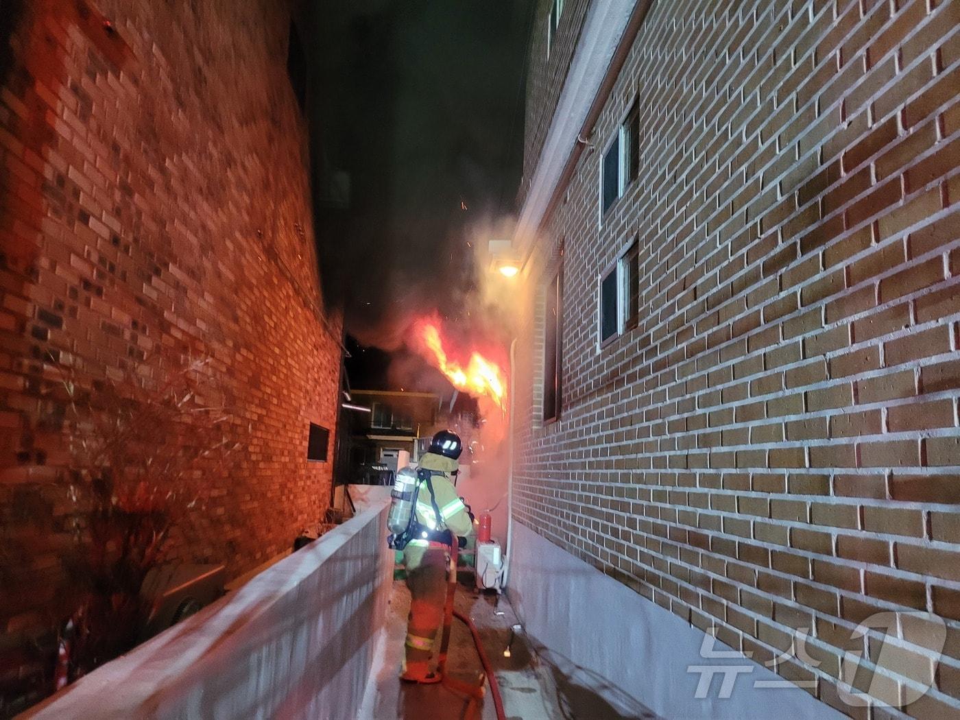 본문 이미지 - 14일 오전 2시25분쯤 경남 창원시 의창구 사림동 2층짜리 단독주택 1층에서 불이 났다. 사진은 화재 현장 모습(창원소방본부 제공)