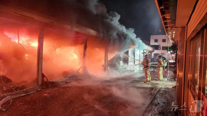 본문 이미지 - 14일 오전 1시 2분쯤 광주 송정5일시장 화재가 발생해 소방당국이 진화하고 있다.(광산소방 제공. 재판매 및 DB 금지)2025.2.14./뉴스1