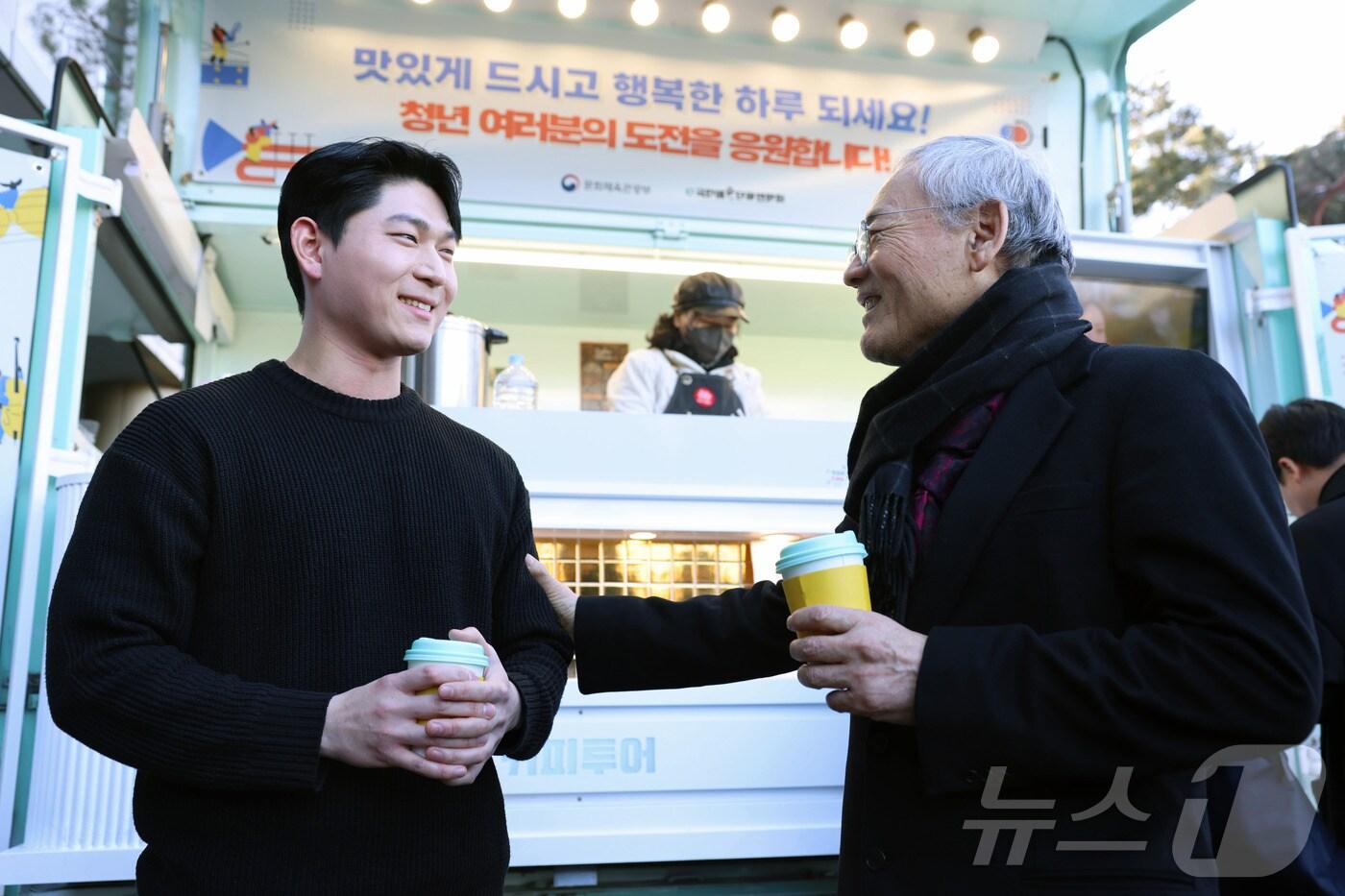 유인촌 문화체육관광부 장관이 13일 서울 서초구 국립예술단체 공연연습장 N스튜디오에서 열린 청년 교육단원 통합심사 현장을 찾아 시험을 마친 응시자들에게 직접 준비한 커피를 전달하며 격려하고 있다.