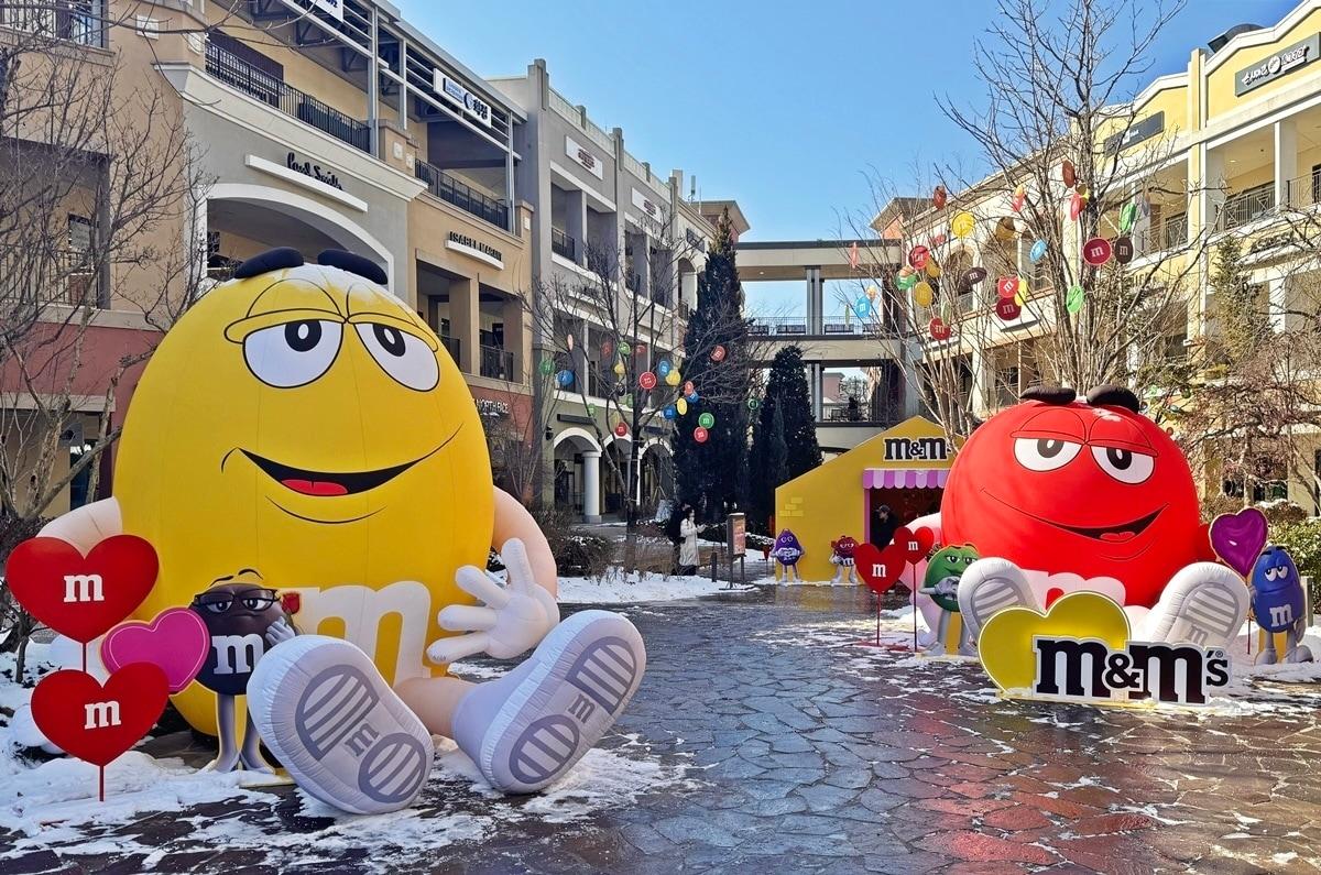 본문 이미지 - 파주 프리미엄 아울렛 센트럴 스퀘어의 엠앤엠즈 조형물(신세계사이먼 제공)