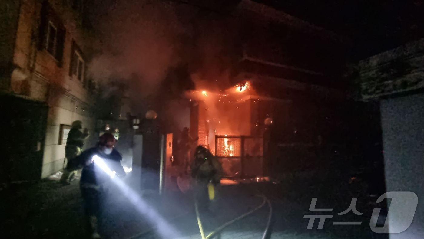 13일 오후 9시 20분쯤 경북 경주시 성건동 한 단독주택에서 원인을 할 수 없는 화재가 발생해 소방당국이 진화하고 있다.(경북소방 제공. 재판매 및 DB 금지) 2025.2.14/뉴스1