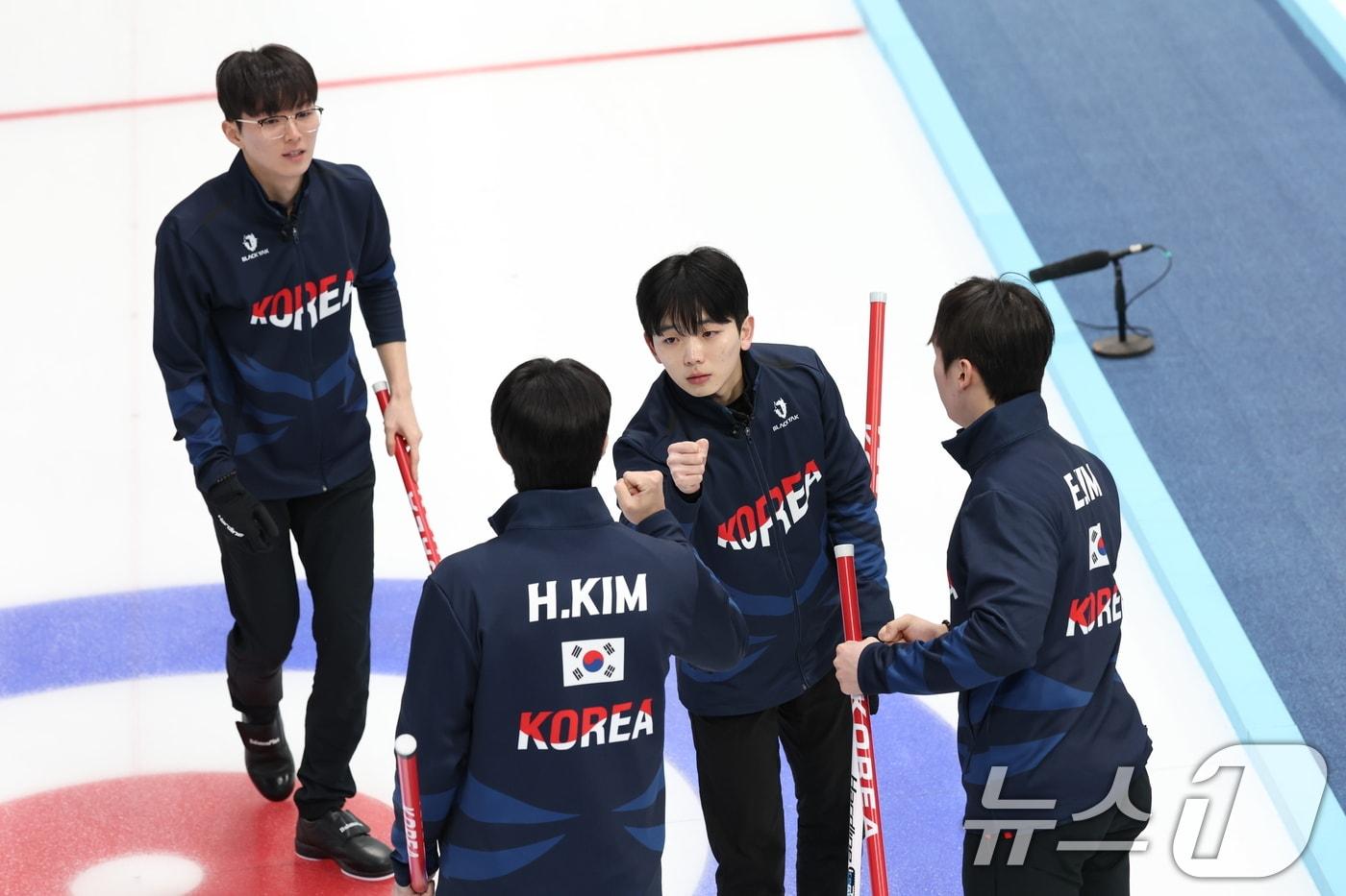 14일 중국 헤이룽장성 하얼빈시 핑팡컬링아레나에서 열린 하얼빈 동계아시안게임 남자 컬링 결승전 한국과 필리핀의 경기에서 대표팀 선수들이 주먹을 맞대고 있다. 2025.2.14/뉴스1 ⓒ News1 이승배 기자