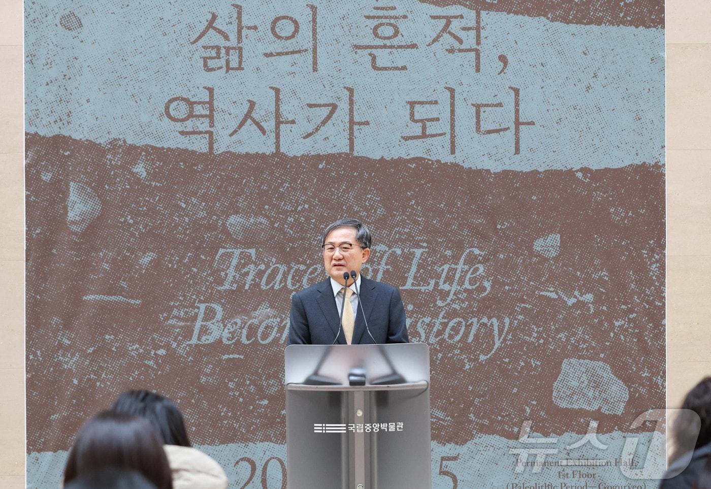 김재홍 국립중앙박물관장이 14일 서울 용산구 국립중앙박물관에서 열린 선사고대관 재개관식에서 인사말하고 있다. 국립중앙박물관은 선사고대관, 구석기실~고구려실을 새롭게 단장해 오는 15일부터 재개관한다고 밝혔다. 먼저 전시품에 대한 이해를 높이기 위해 전시품 관련 영상·그래픽을 확충하고 연출 기법을 고도화한 것이 특징이다. 특히 기존 전시실이 시대순으로 구성돼 있던 것과 달리, 관람객이 자신의 관심사 등에 따라 선사 영역 전시(구석기, 신석기, 청동기)와 고대 영역 전시(고조선·부여·삼한, 고구려, 백제, 신라)를 선택해 관람할 수 있도록 배치를 바꾸었다. 2025.2.14/뉴스1 ⓒ News1 허경 기자