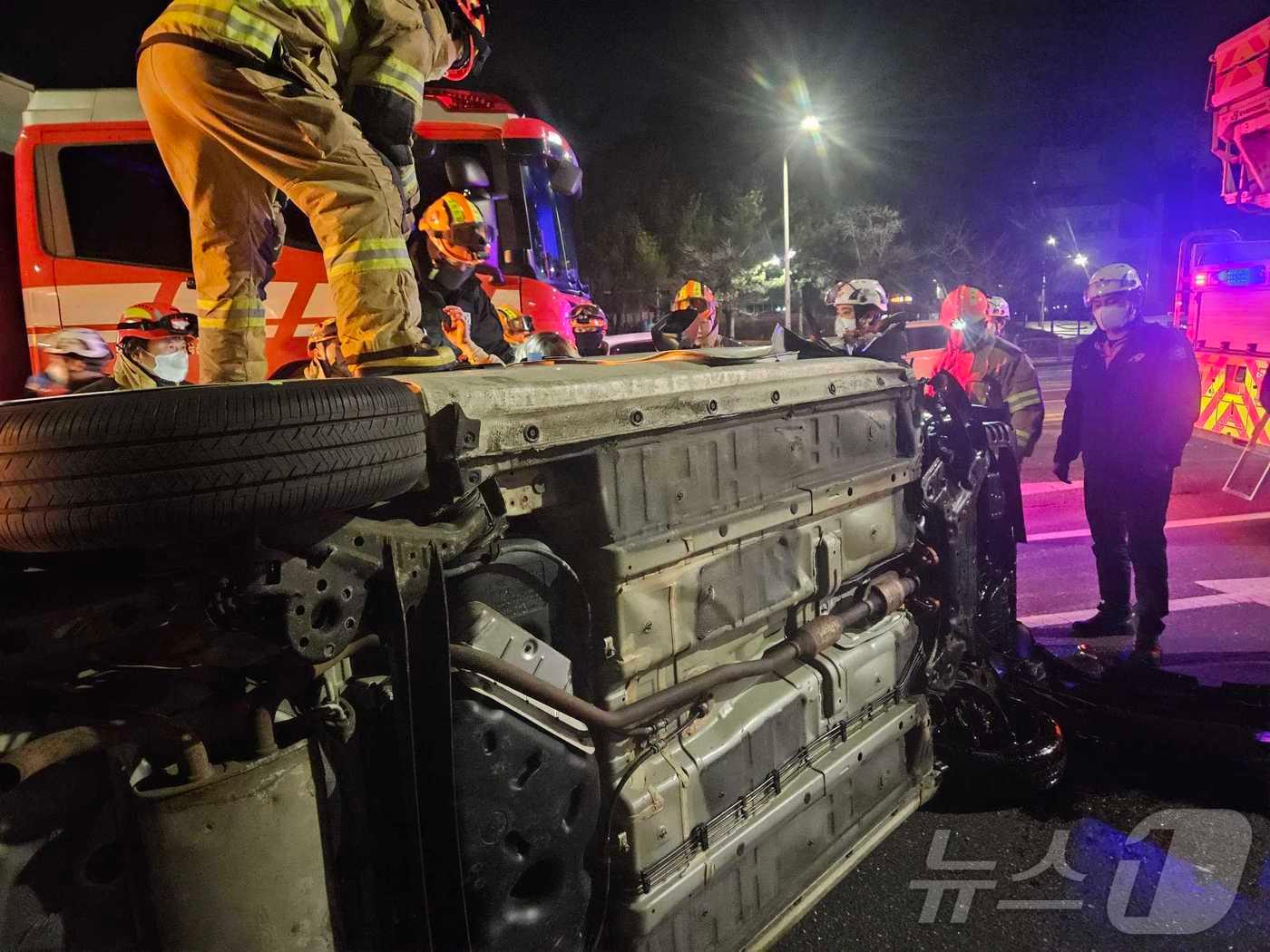 본문 이미지 - 원주 무실동 교통사고 현장.(강원도소방본부 제공, 재판매 및 DB 금지)