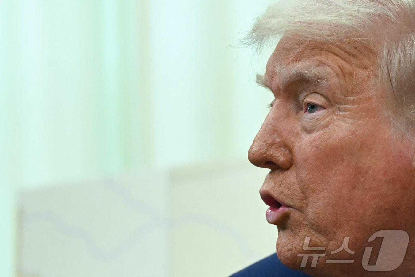 본문 이미지 - 도널드 트럼프 미국 대통령이 13일(현지시간) 워싱턴 백악관에서 상호관세에 관한 행정명령에 서명을 한 뒤 “중국, 러시아와 핵무기를 감축하고 무기에 돈을 지출하지 않아도 되는 것에 대한 회의를 하고 싶다”고 밝히고 있다. 2025.02.14 ⓒ AFP=뉴스1 ⓒ News1 우동명 기자