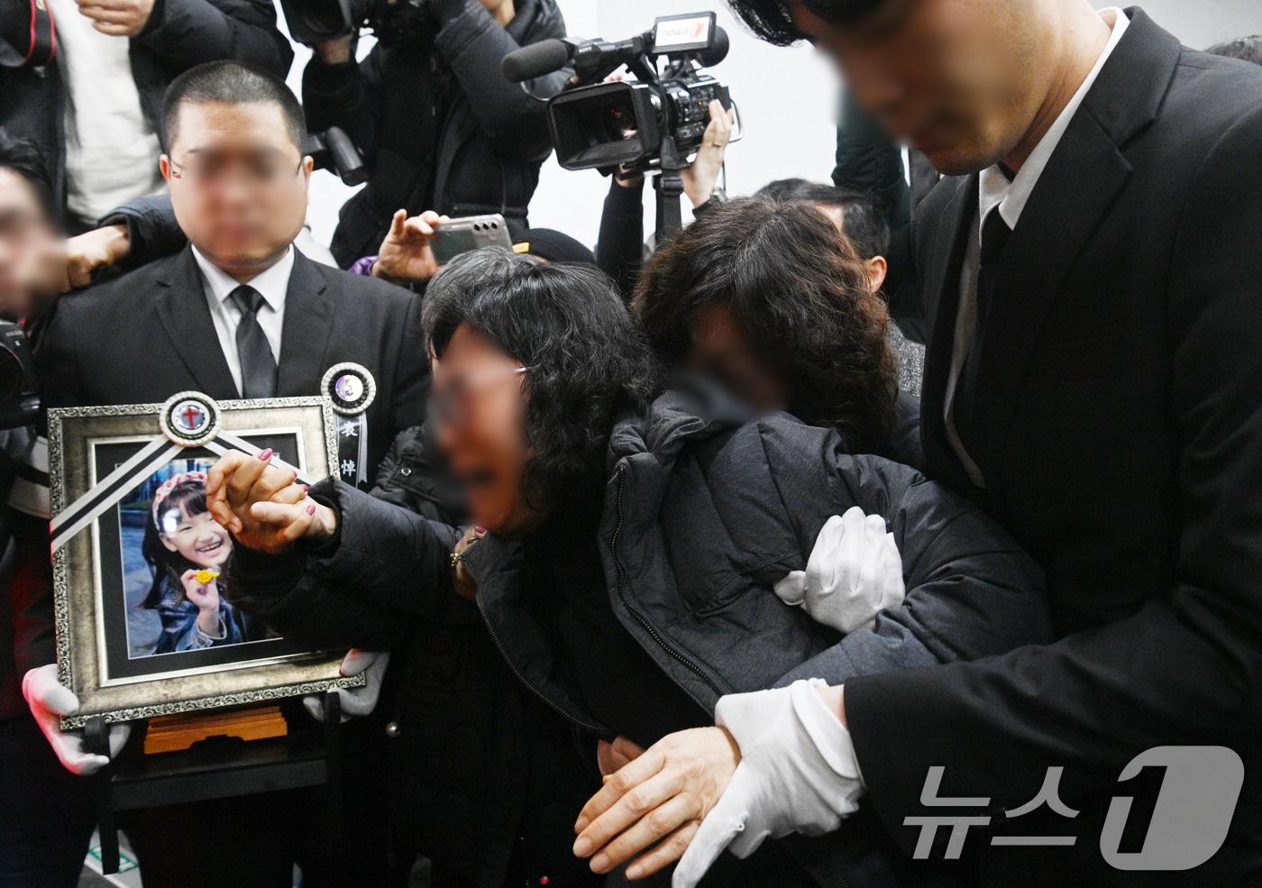 본문 이미지 - 14일 오전 대전 서구 건양대병원 장례식장에서 김하늘양의 발인식이 엄수되고 있다. (공동취재) 2025.2.14/뉴스1 ⓒ News1 김기태 기자