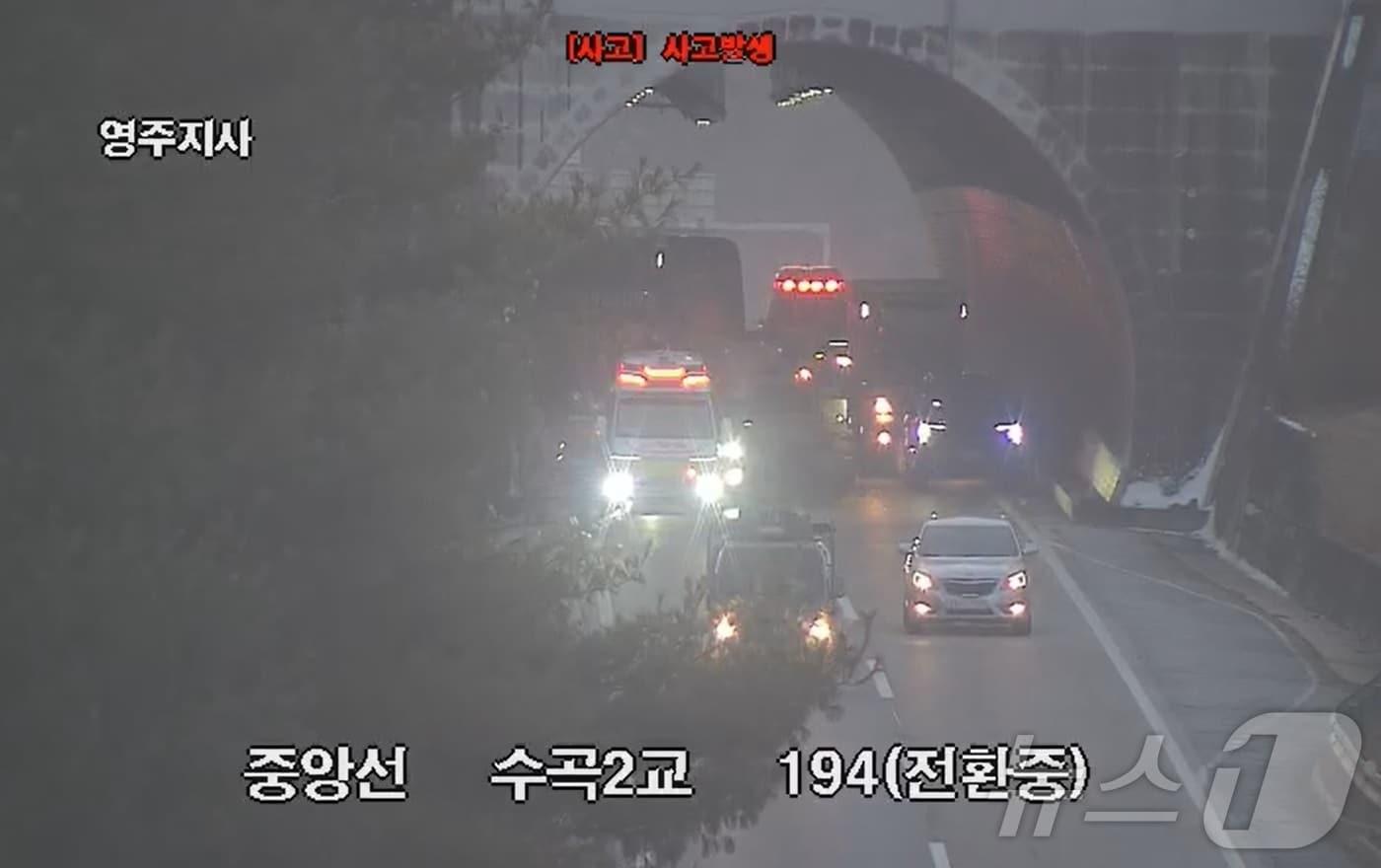본문 이미지 - 14일 오전 6시46분쯤 경북 안동시 풍산읍 수곡리 중앙고속도로 서안동IC 부근 풍산터널 관광버스 승합차 추돌 현장 CCTV (경북소방 제공. 재판매 및 DB 금지)2025.2.14/뉴스1
